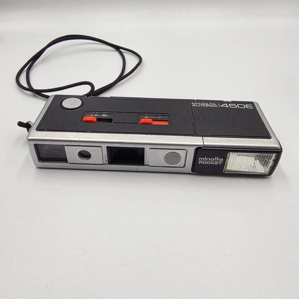 Minolta Autopak 450E Pocket Camera Vintage 110 Film Built-in Flash Black Silver